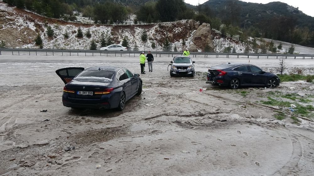 Dolu yağışı nedeniyle park edilen otomobillere çarptı 4 yaralı