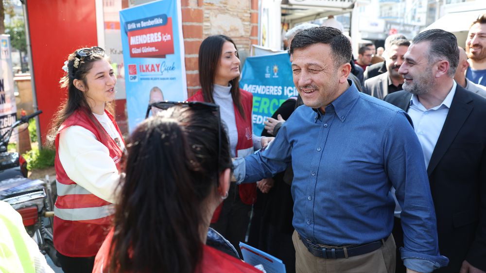 Hamza Dağ ve CHP Broşürü Dağıtan Gençler Arasında Gülümseten Diyalog - Haberler 