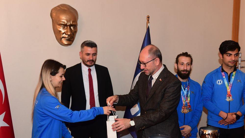 Anadolu Üniversitesi Taekwondo Takımı Rektör Erdal'ı Ziyaret Etti- Haberler