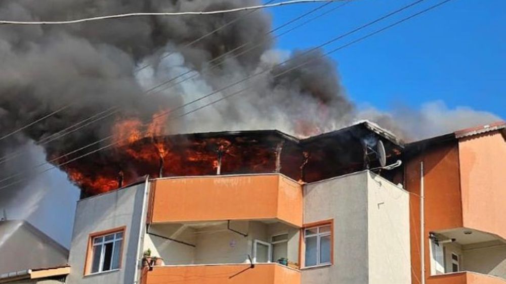 Çatı katında çıkan yangın mahallede paniğe sebep oldu