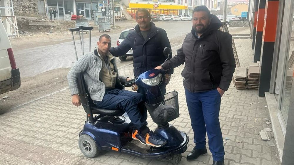 Bitlis'te Değneklerle Yürüyen Adama Akülü Araba Hediyesi -Haberler