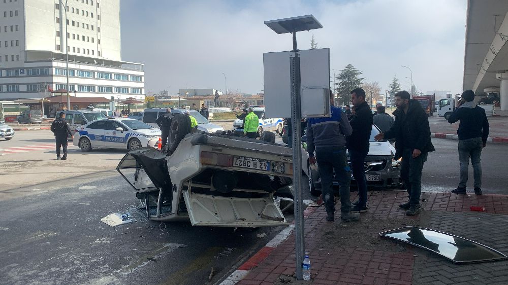 Karaman'da Kavşakta Can Pazarı: 2 Otomobil Çarpıştı, 3 Yaralı -Haberler