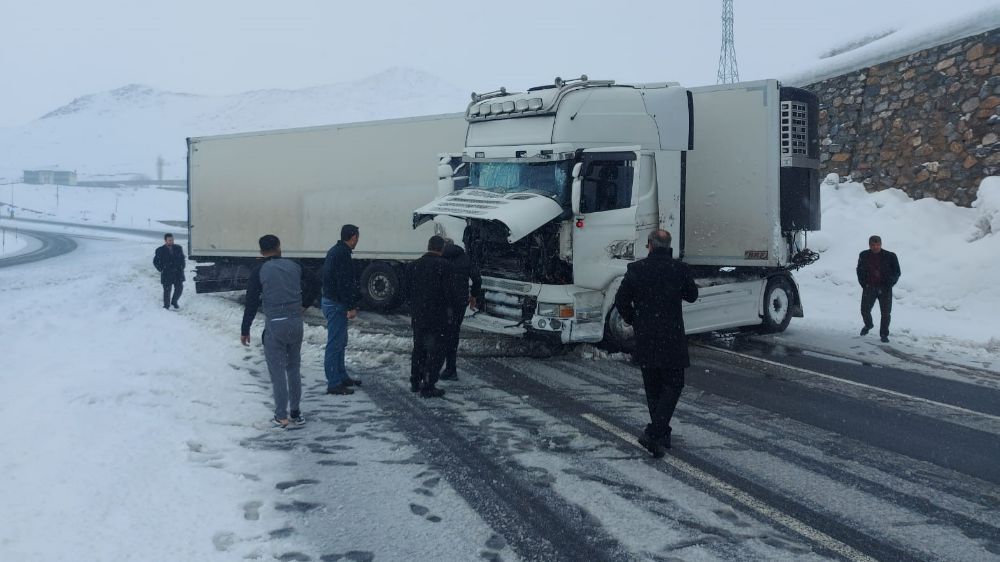 Bitlis-Tatvan Karayolu'nda Tır Kazası: Yol Trafiğe Kapandı -Haberler