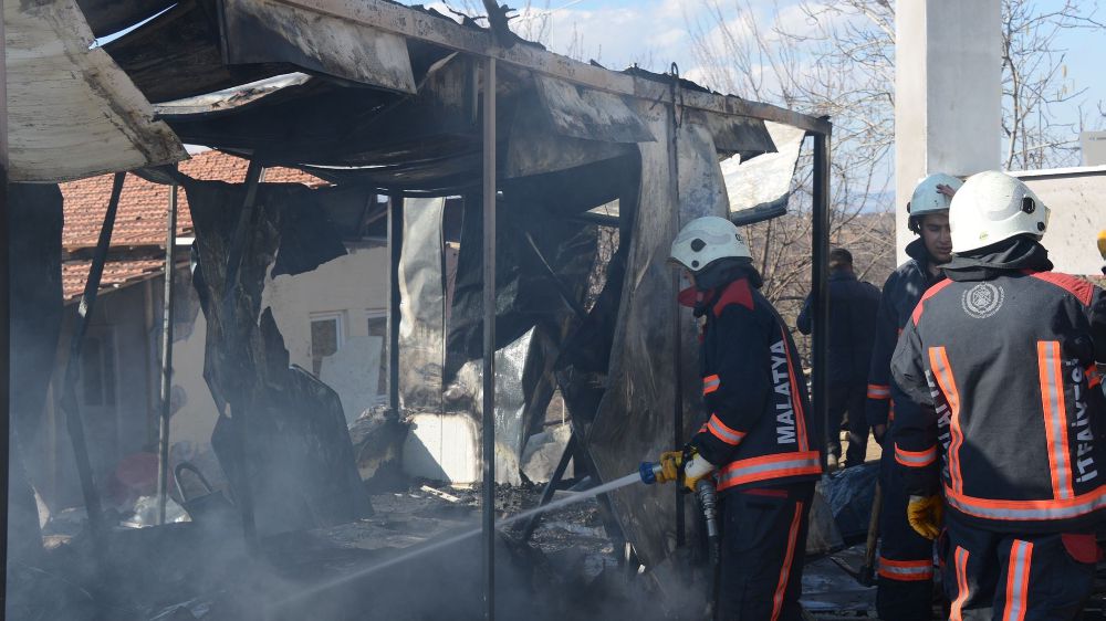 Yeşilyurt'ta Bahçelik Alandaki Konteynerde Yangın: 1 Yaşındaki Bebek Hastanede - Haberler