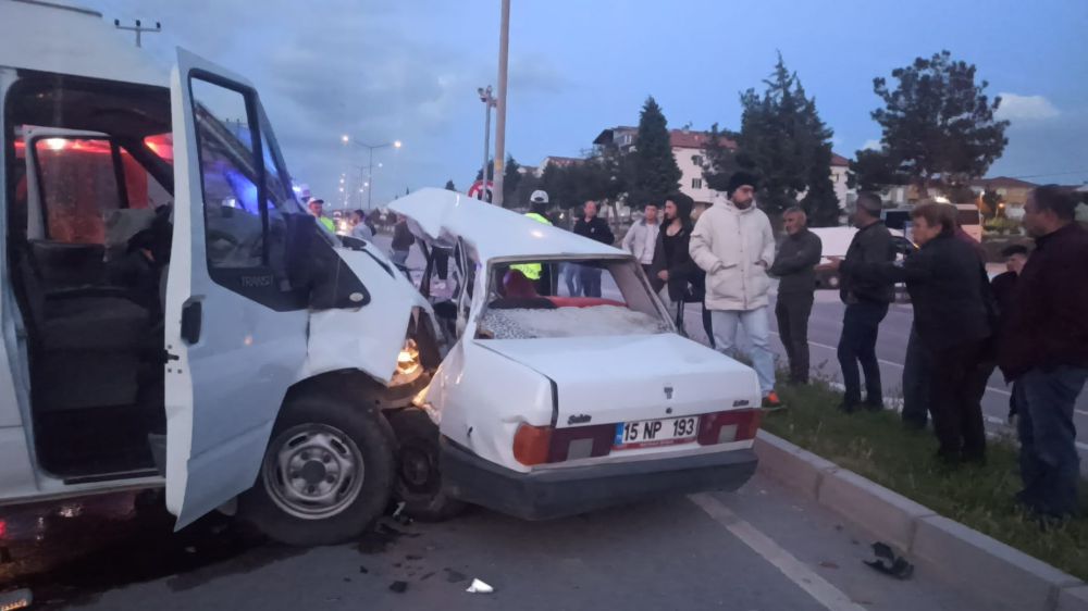 Minibüsün çarptığı otomobil ortadan ikiye bölündü 1 ölü, 3 yaralı