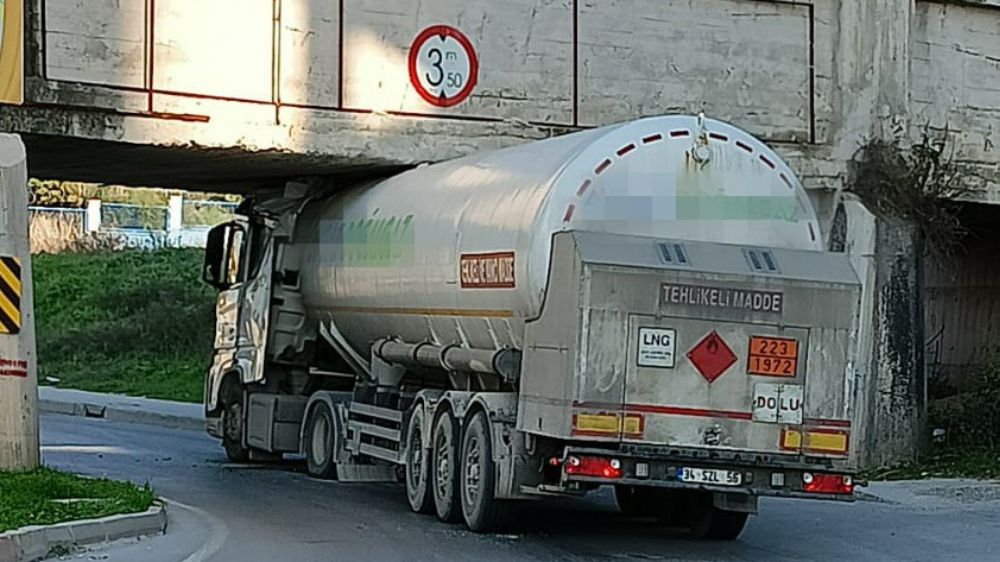 Mersin'de Gaz Tankeri Köprü Altında Sıkıştı! -Haberler