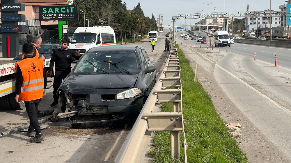 Derince'de Kaza: Bariyeri Aşan Otomobil 50 Metre Sürüklendi, 2 Kişi Yaralandı - Haberler 