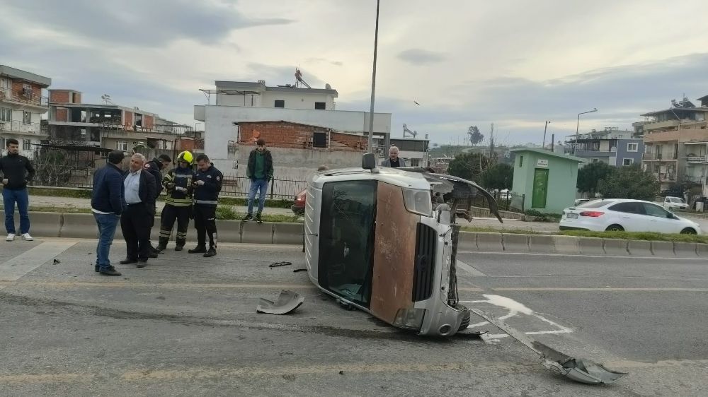 Aydın'da Ticari Araç Refüje Çarptı! Sürücü Yaralandı