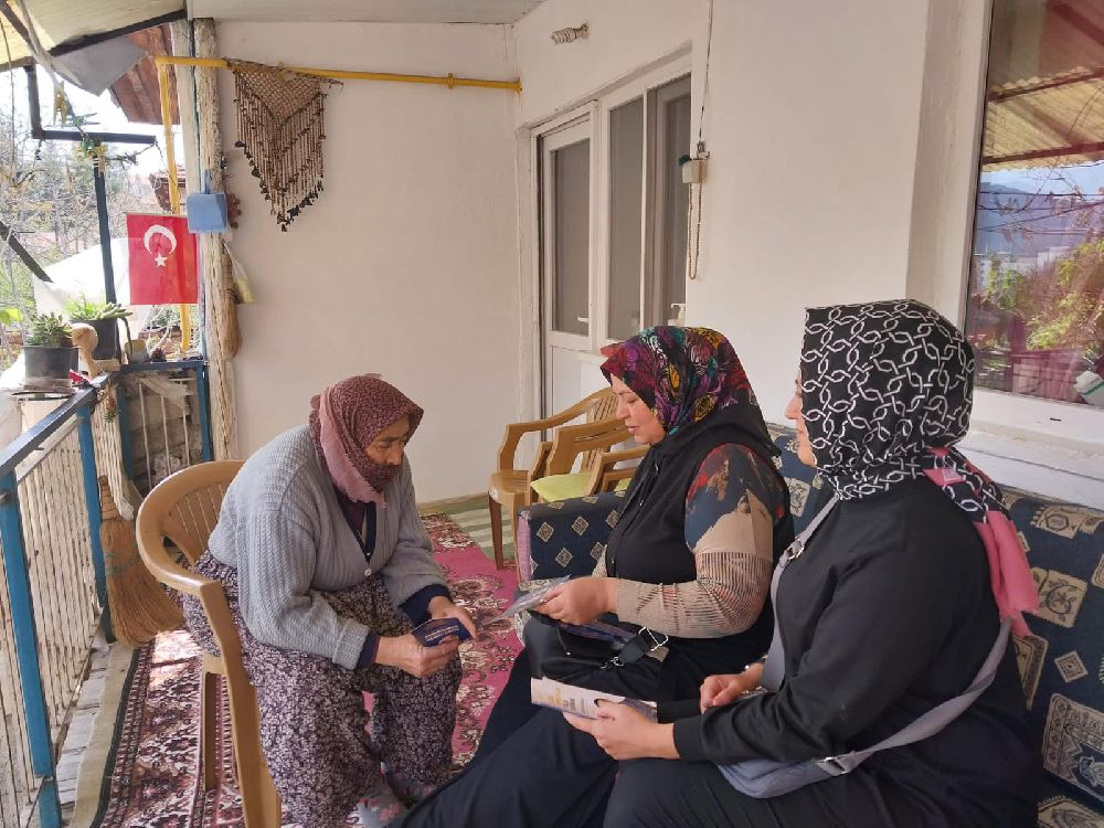AK Parti Bucak Kadın Kolları Bucak mahallelerinde gönüllere dokunuyor
