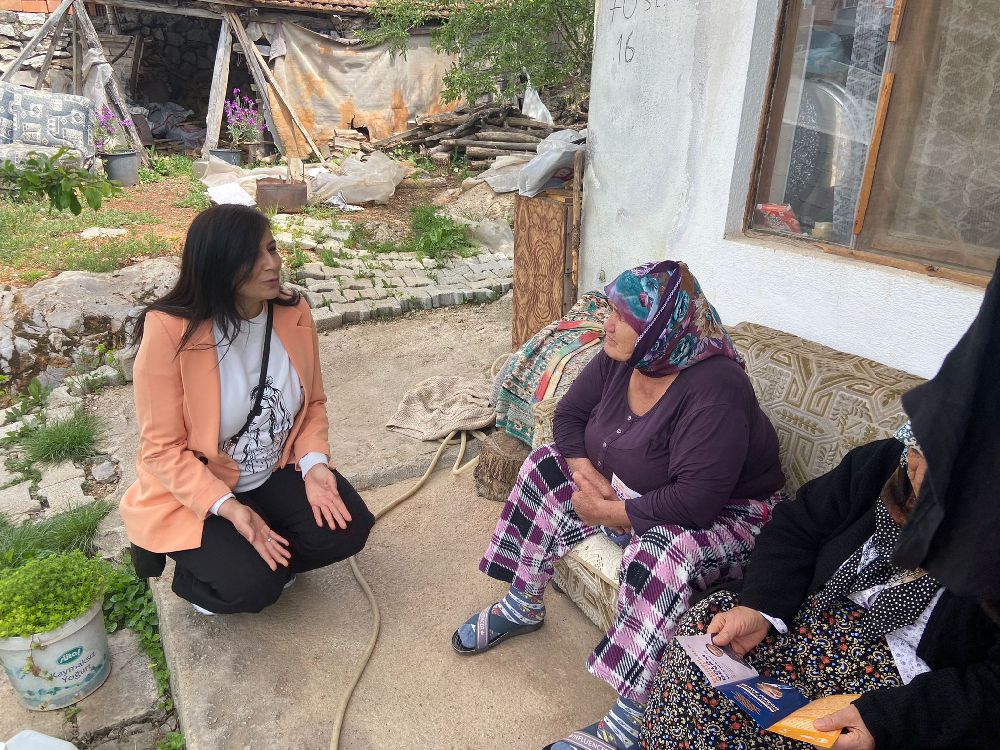AK Parti Bucak Kadın Kolları Bucak mahallelerinde gönüllere dokunuyor