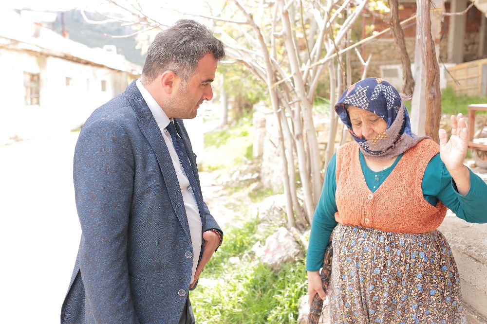 Safa Sönmez, Bucak köylerinde vatandaşlarla buluşuyor