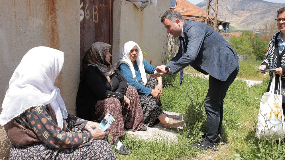Safa Sönmez, Bucak köylerinde vatandaşlarla buluşuyor