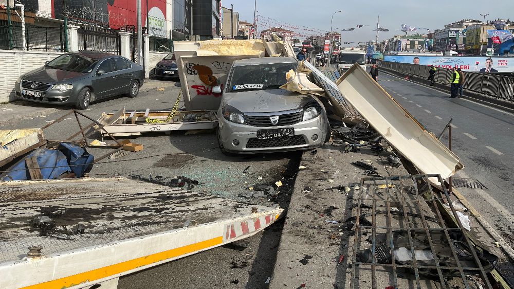 Çekmeköy'de Kaza: Otomobil Durakta Bekleyen Yaşlı Adama Çarptıktan Sonra Devrildi-Haberler 