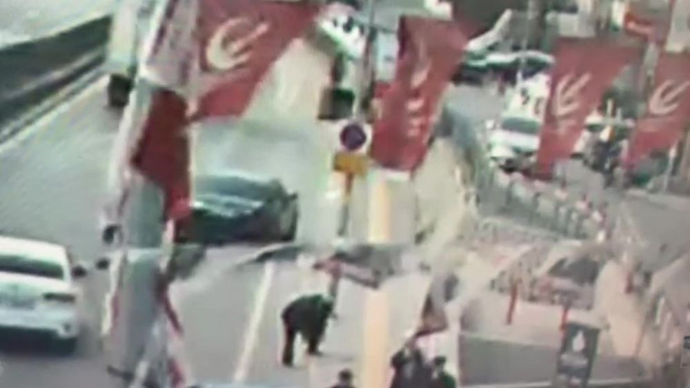 Çekmeköy'de Büfeye Çarparak 4 Kişinin Yaralandığı Kazada Şok Görüntü!-Haberler