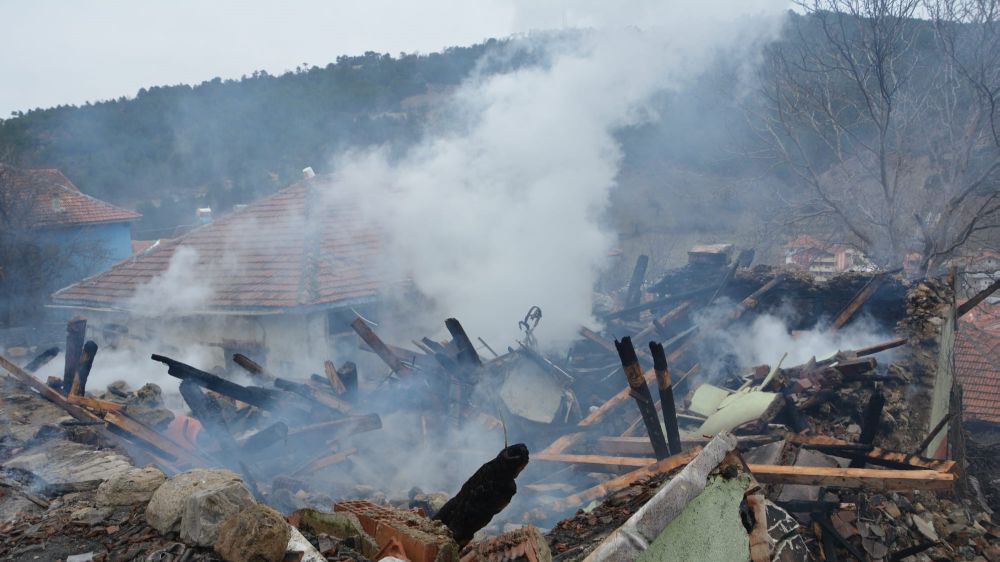 Afyonkarahisar'da Yangın Felaketi! 29 Hayvan Telef, 800 Bin TL Zarar-Haberler 