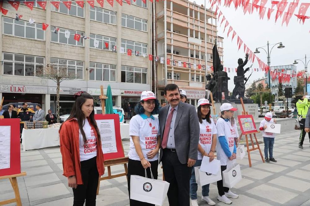 Burdur'da 'Bu yolda sana çok güveniyoruz' kampanyasıyla trafik haftası kutlanıyor