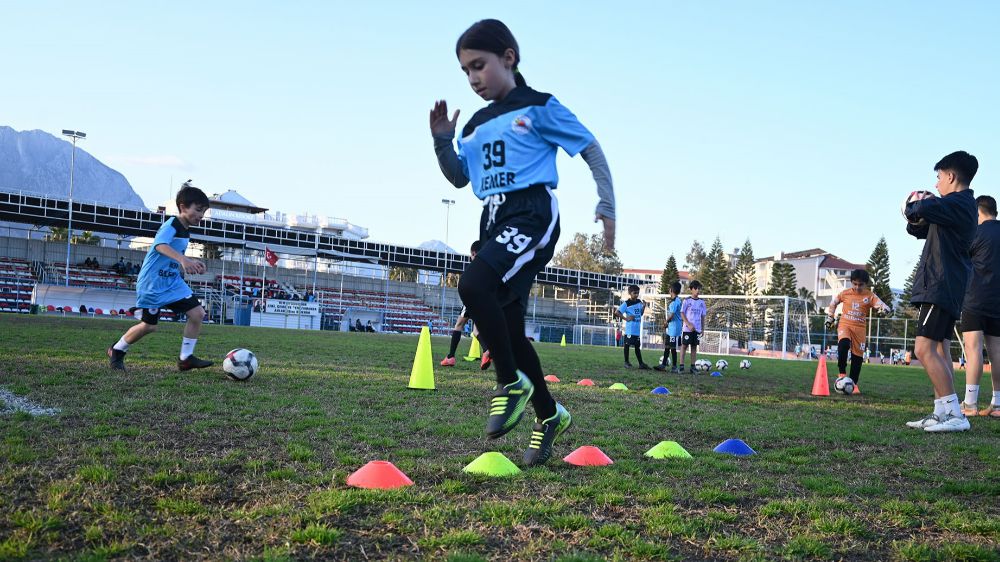 Kemer Belediyesi Futbol Okulu'nda Geleceğin Futbolcuları Yetişiyor -Haberler