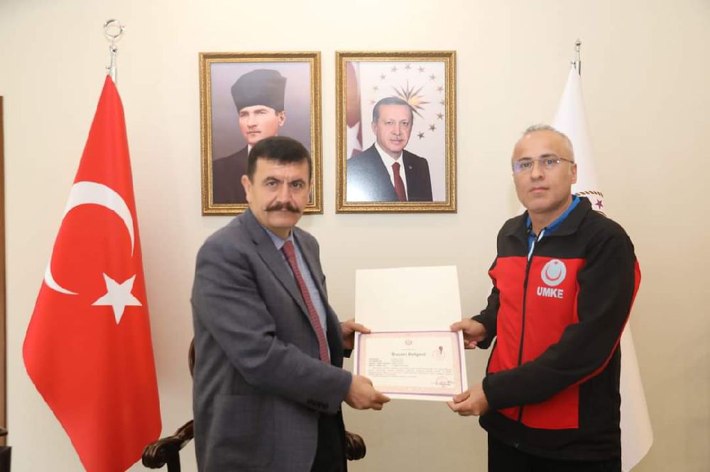 Burdur'da deprem bölgesinde görev yapan personel başarı belgesi ile ödüllendirildi