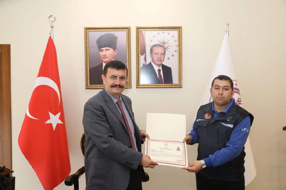 Burdur'da deprem bölgesinde görev yapan personel başarı belgesi ile ödüllendirildi