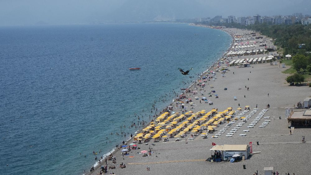 Antalya kavruluyor, vatandaşlar eriyor! Görünmez oldu, sahiller doldu