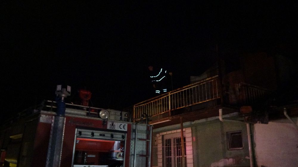 Burdur'da gece saatlerinde ev yangını
