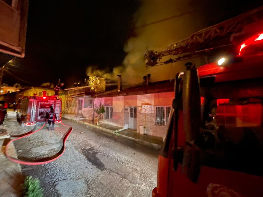 Burdur'da ev yangını mahalleli sokağa döküldü
