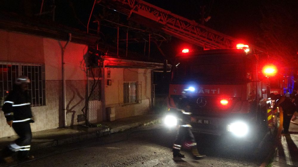 Burdur'da ev yangını mahalleli sokağa döküldü