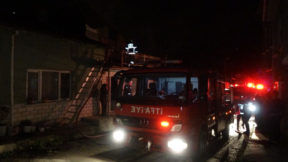 Burdur'da gece saatlerinde ev yangını