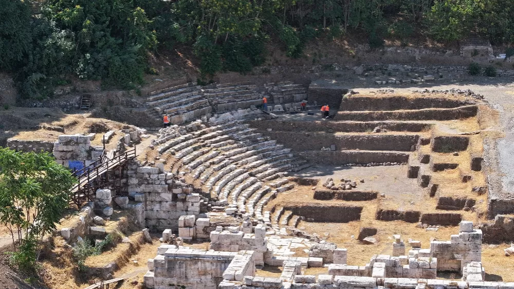  İzmir’de 20 Bin Kişilik Antik Tiyatro Gün Yüzüne Çıkıyor!