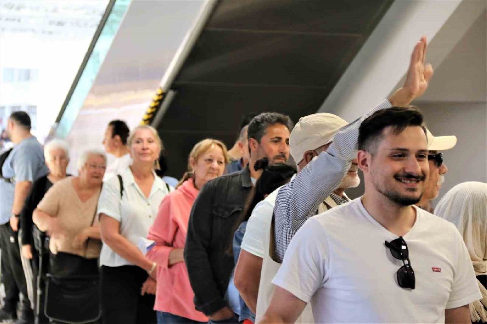 Antalya'da tatilciler sandığa akın ettiler