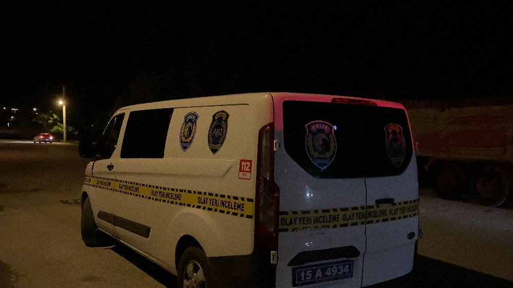 Burdur'da hareketli dakikalar! 1 polis yaralandı, lastiğe sıkıp durduruldu