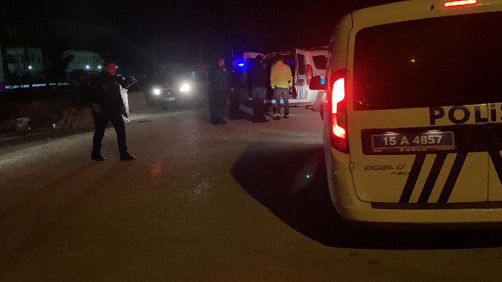 Burdur'da hareketli dakikalar! 1 polis yaralandı, lastiğe sıkıp durduruldu