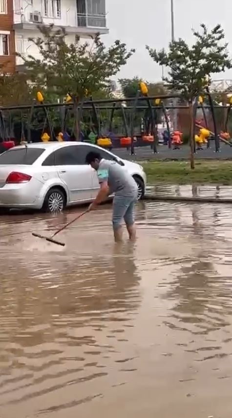 Antalya’da 15 dakikalık yağmur hayatı felç etti, bir saatte hayat normale döndü