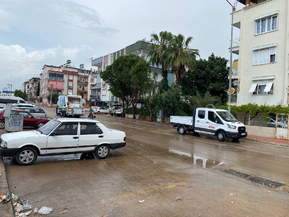 Antalya’da 15 dakikalık yağmur hayatı felç etti, bir saatte hayat normale döndü