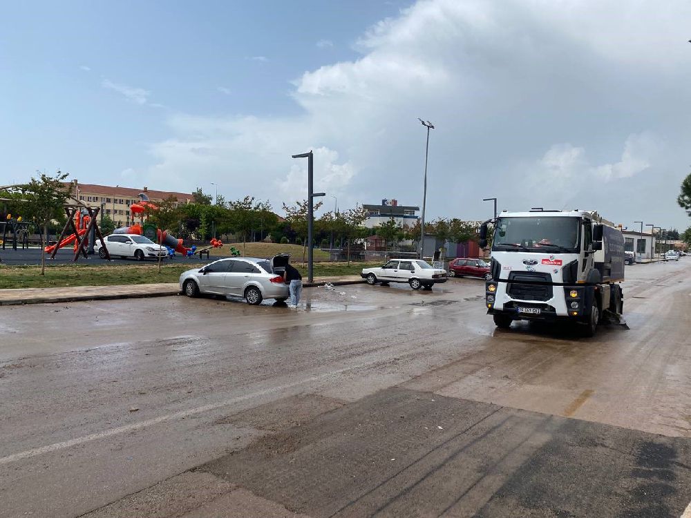 Antalya'da yağmur 15 dakikada hayatı felç etti