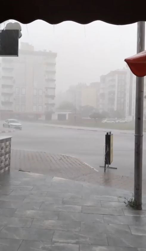 Antalya'da yağmur 15 dakikada hayatı felç etti
