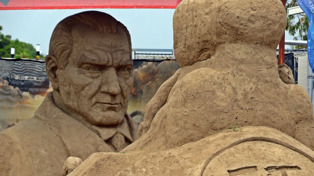 Antalya'da 10 bin ton kum kullanarak 25 heykeltıraş onlarca heykel yaptı