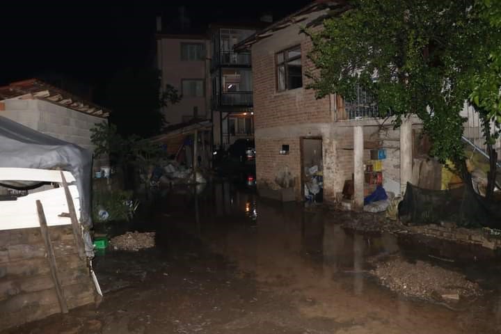 Burdur'da hayat felç oldu, işyerleri sular altında
