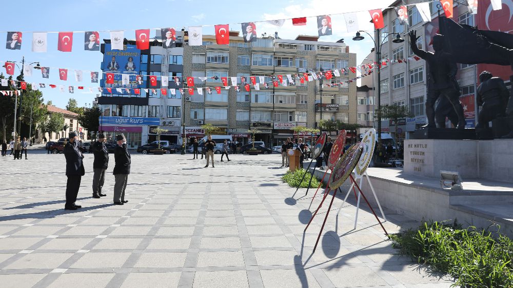 Burdur'da Gaziler Günü çelenk töreni: 'Bölüşürsek tok oluruz, bölünürsek yok oluruz'