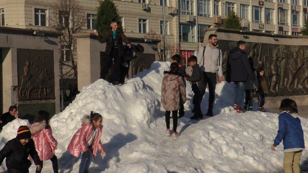 Şehitler için getirildi, çocuklar eğlenmeye doyamadı