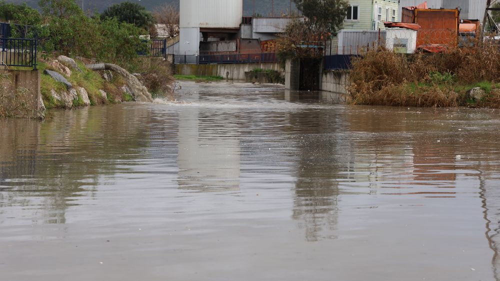 İzmir'de Şiddetli Sağanak ve Fırtına: Rögar Taşkınları, Yollar Göle Döndü, Pazar Esnafı Zor Anlar Yaşadı