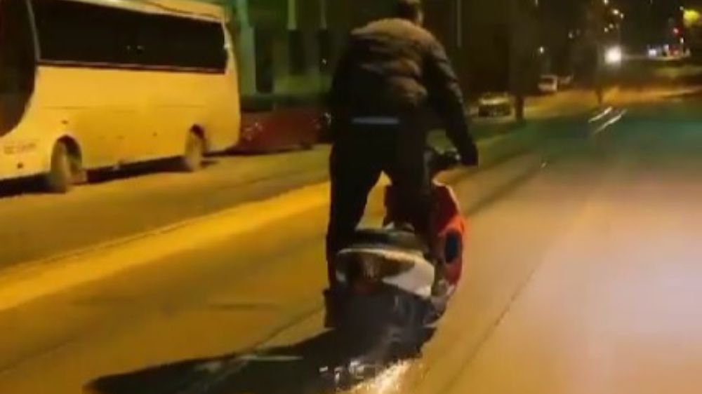 Eskişehir'de Tehlikeli Hareketler: Elektrikli Bisikletle Kıvılcım Show!
