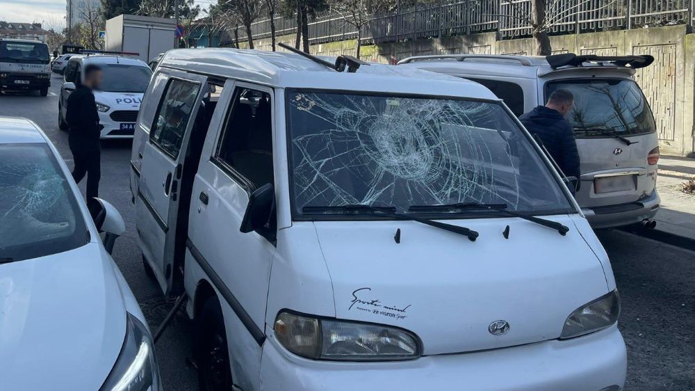 Gaziosmanpaşa'da Trafik Kavgası: Balyozlarla Cam Kıran Sürücüler Polis Tarafından Yakalandı