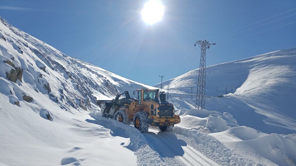 Hakkari'de Kar Yağışı Sonrasında Kapanan Köy Yolları Açıldı