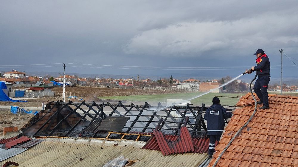 Çorum Alaca'da Bir Evin Çatısında Çıkan Yangın Kontrol Altına Alındı