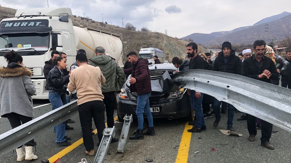 Elazığ'da Otomobil Bariyere Çarptı