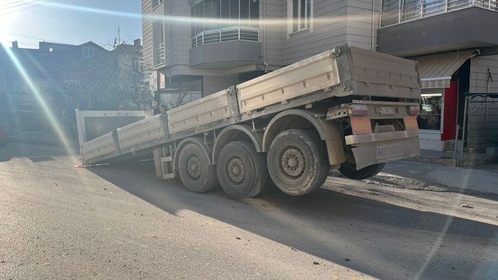 Burdur'da Tırın Dorsesi Ayrıldı, Park Halindeki Otomobile Çarptı