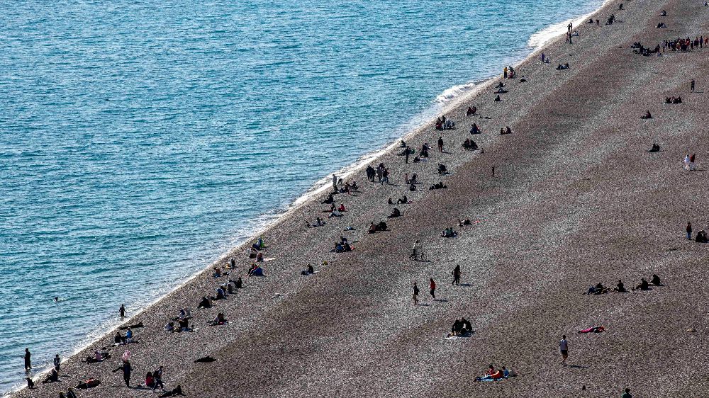 Antalya'da Kışın Ortasında Yaz Havası: Sahiller Dolup Taştı