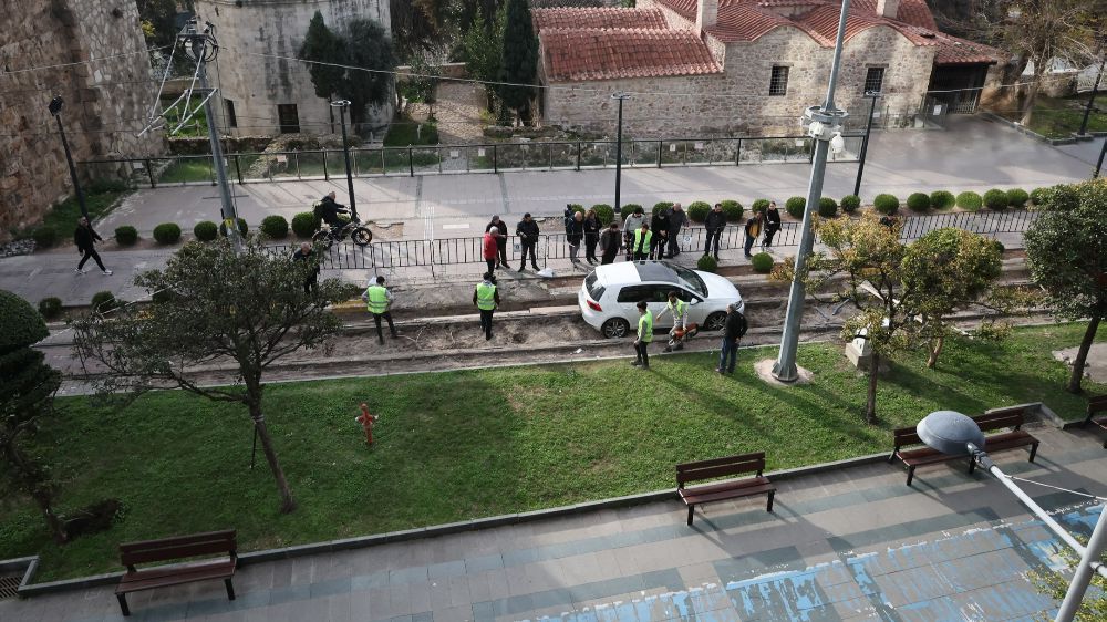 Antalya'da Nostalji Tramvay Yoluna Giren Araç Raylarda Mahsur Kaldı, Kurtarma Çalışmaları 3 Gün Sürdü