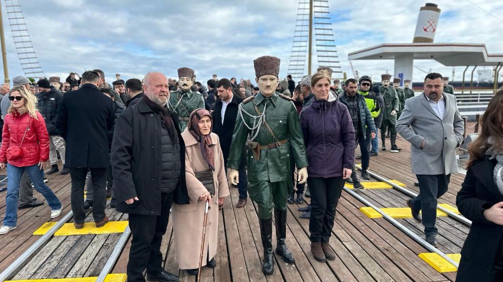 Samsun’da, Karadeniz'e karanfil bırakıldı